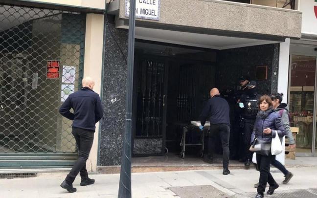 Portal del edificio en el que se produjo el asesinato. Portal del edificio en el que se produjo el asesinato.
