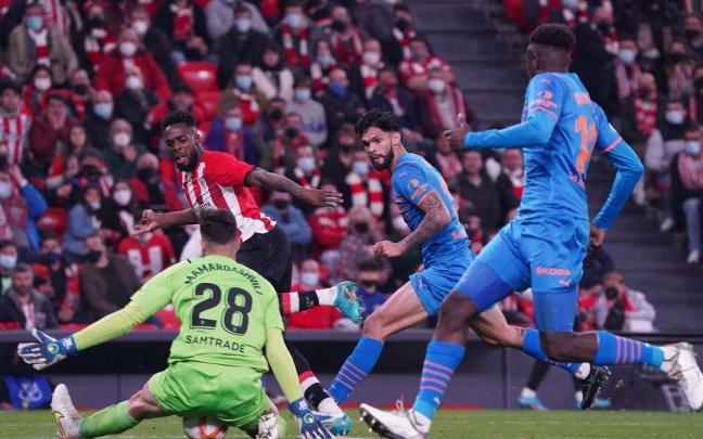 I&ntilde;aki Williams trata de batir a Mamardashvili en la ida de las semifinales de la pasada edici&oacute;n de la Copa.