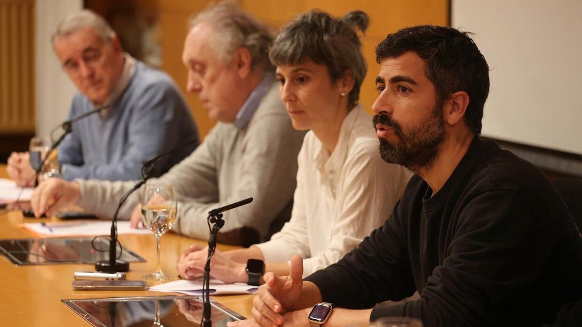 Jefes de servicio y supervisores de la OSI Donostialdeacriticos con la dirección de Osakidetza comparecen en rueda de prensa para exponer su opinión sobre la crisis derivada de as destituciones y dimisiones que se han sucedido en esa organiz