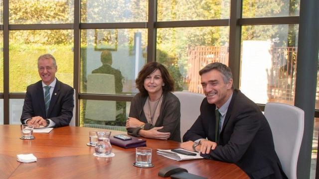 La secretaria general de Acci&oacute;n Exterior, Marian Elorza, flanqueada por el lehendakari Urkullu y Jonan Fern&aacute;ndez