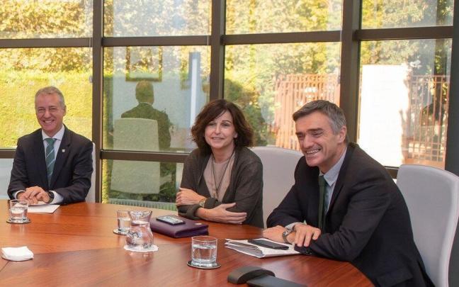 La secretaria general de Acci&oacute;n Exterior, Marian Elorza, flanqueada por el lehendakari Urkullu y Jonan Fern&aacute;ndez
