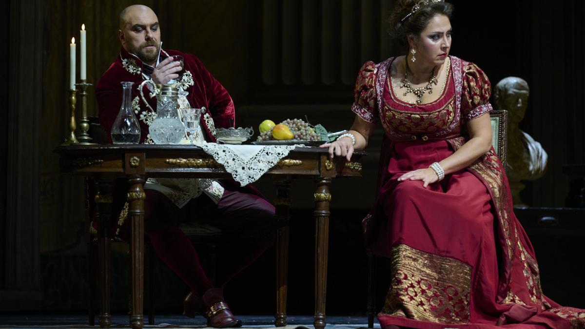 La soprano Oksana Kyka (Tosca) junto al barítono Gabriele Viviani (Scarpia).
