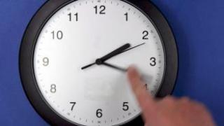 Cambio de hora de las dos a las tres en un reloj.