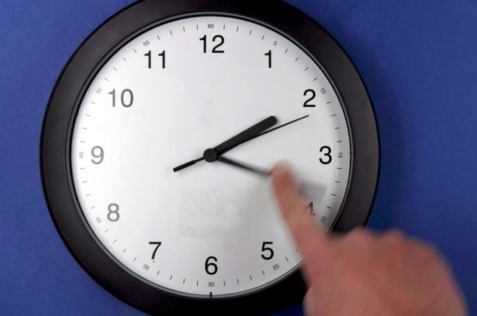 Una persona realiza el cambio al horario de verano en un reloj.