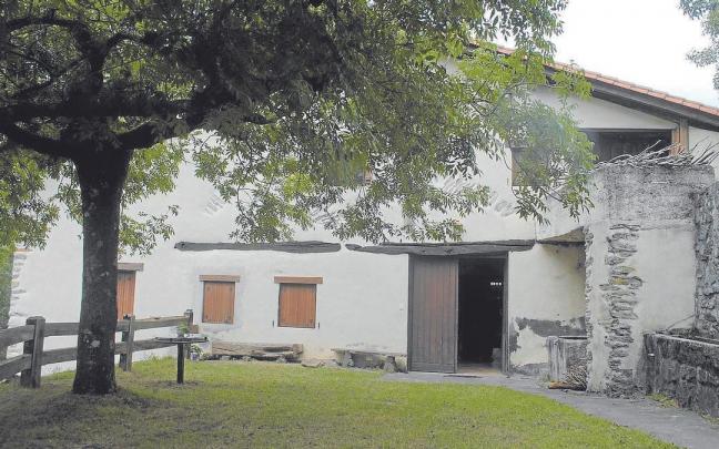 Argazkian, 300 urte bete dituen Egileor baserria.