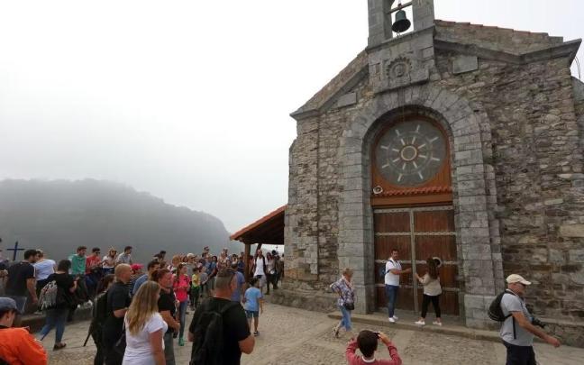 La iglesia y su campana, rodeados de turistas. La iglesia y su campana, rodeados de turistas.