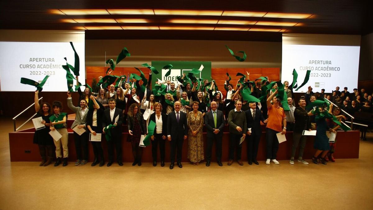 Los graduados del curso 21/22 en la UNED de Pamplona, junto a la presidenta, María Chivite (centro), y las autoridades del centro.