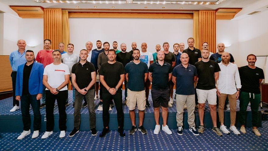 Los 28 entrenadores de los equipos ya clasificados para la BCL posan antes de su encuentro en Frankfurt.