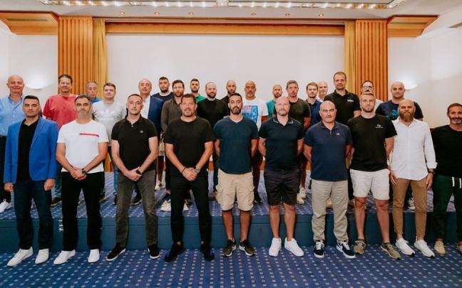 Los 28 entrenadores de los equipos ya clasificados para la BCL posan antes de su encuentro en Frankfurt. Los 28 entrenadores de los equipos ya clasificados para la BCL posan antes de su encuentro en Frankfurt.