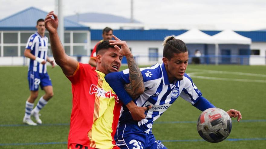 Godoy pelea por un balón en un partido ante el Ejea