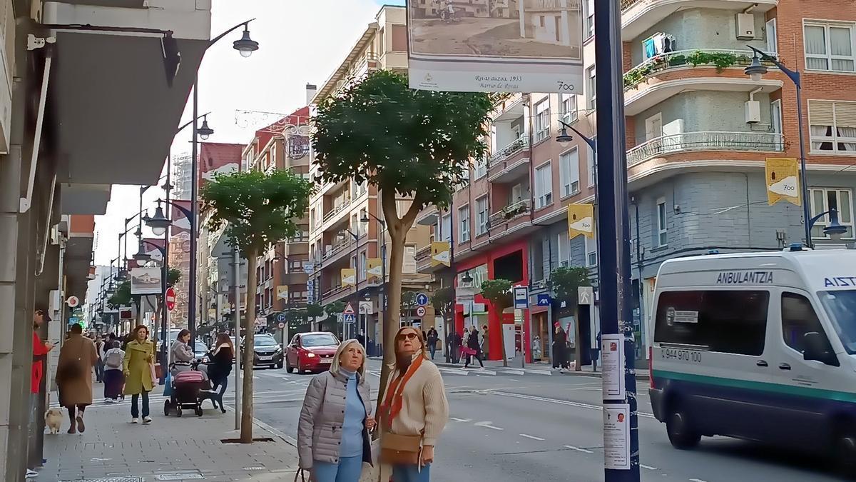 Las fotografías históricas se han colocado en farolas del centro de Portugalete.