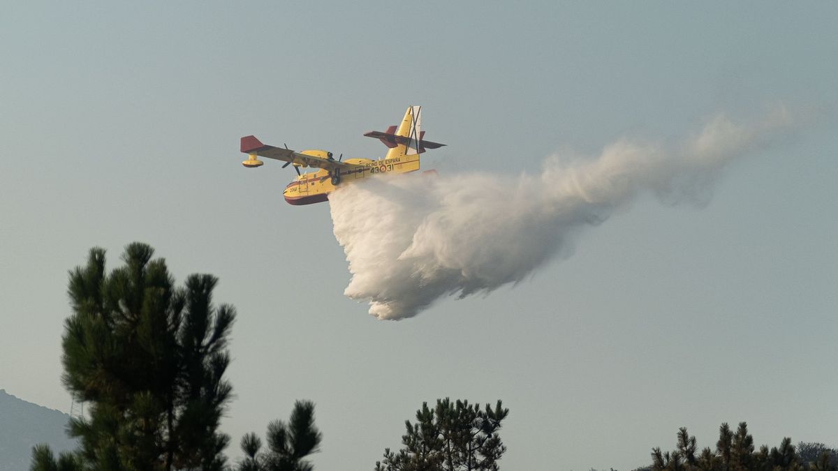Un avión trabaja en la extinción del fuego de Boiro