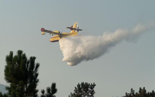 Un avión trabaja en la extinción del fuego de Boiro Un avión trabaja en la extinción del fuego de Boiro