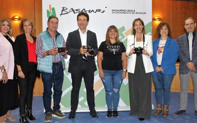 Representantes de entidades implicadas en el fotomaratón, con Estíbaliz Martín, ama de Paula.