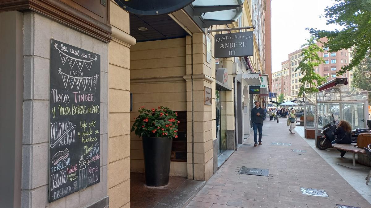 Bar de la calle Gorbea que tiene el cartel colgado.