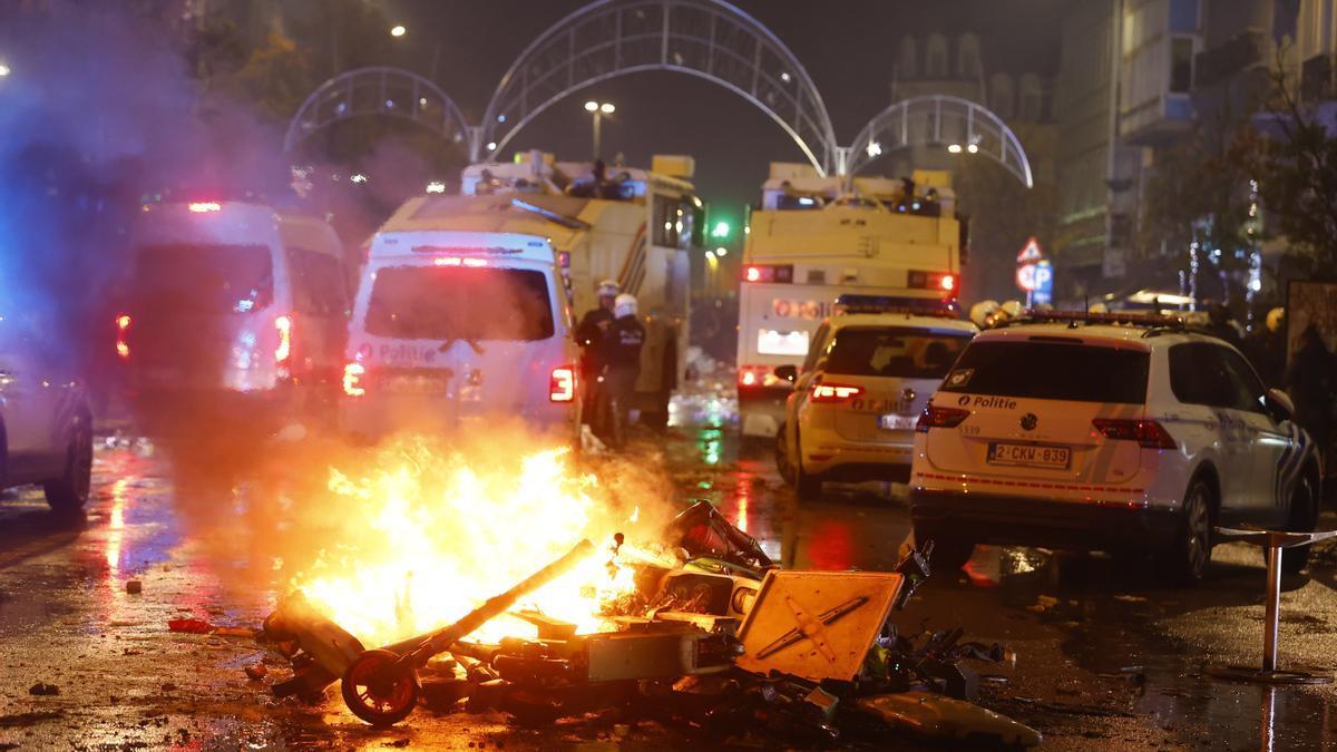 Material urbano en llamas tras los incidentes en Bruselas.