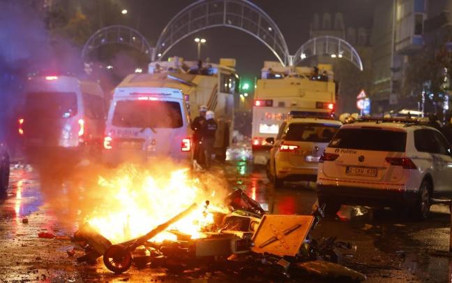 Material urbano en llamas tras los incidentes en Bruselas.