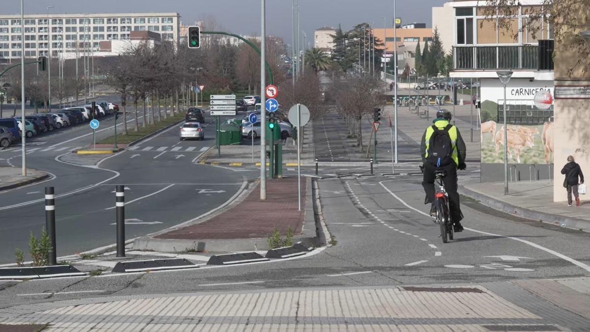 Una persona circula por el carril bici de Pamplona.