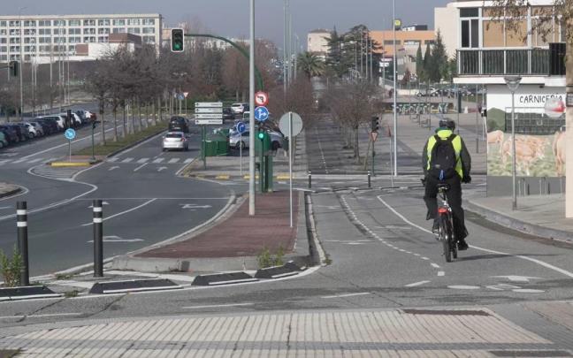 Una persona circula por el carril bici de Pamplona. Una persona circula por el carril bici de Pamplona.