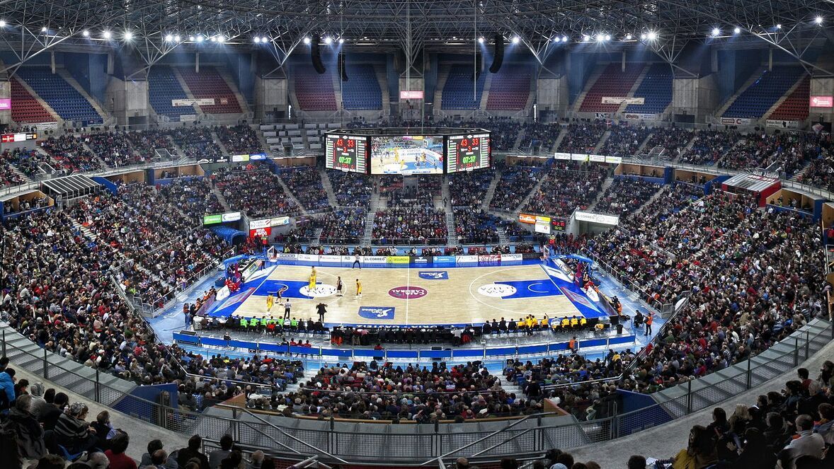 Vista general del Pabellón Fernando Buesa Arena lleno durante un partido