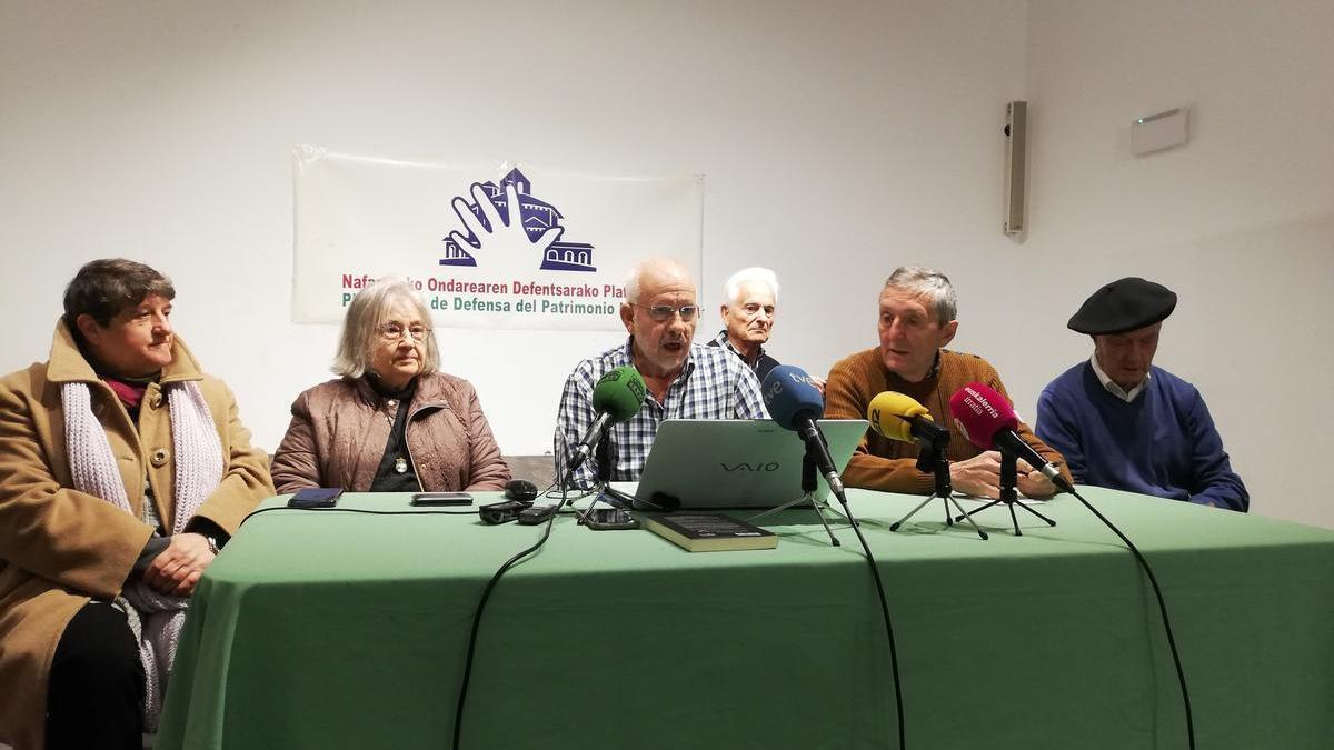 Andrés Valentín, en el centro de la mesa, representante de la Plataforma de Defensa del Patrimonio de Navarra.