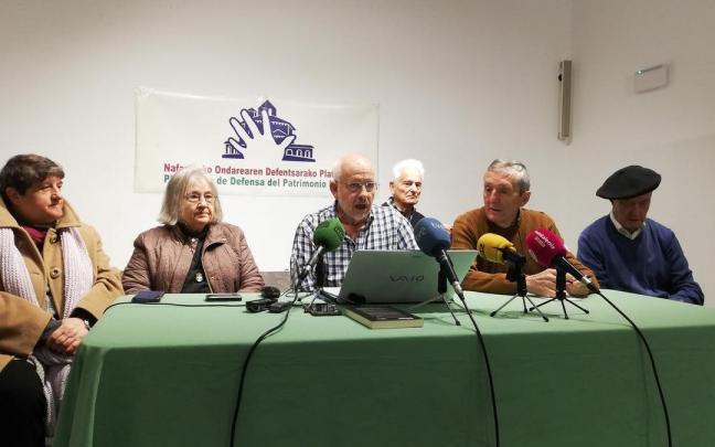 Andrés Valentín, en el centro de la mesa, representante de la Plataforma de Defensa del Patrimonio de Navarra. Andrés Valentín, en el centro de la mesa, representante de la Plataforma de Defensa del Patrimonio de Navarra.