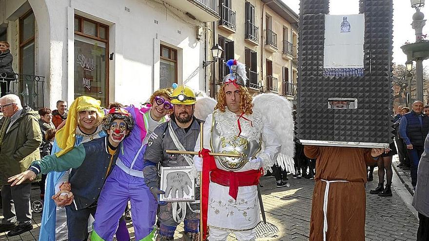 Aretxabaleta vive a lo grande su Carnaval con mucho ingenio y salero