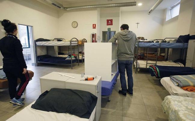 Interior del albergue de Caritas para personas sin hogar.