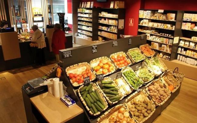 Dos clientes hacen la compra en Biecor, el &lsquo;ecomarket&rsquo; de Pamplona.