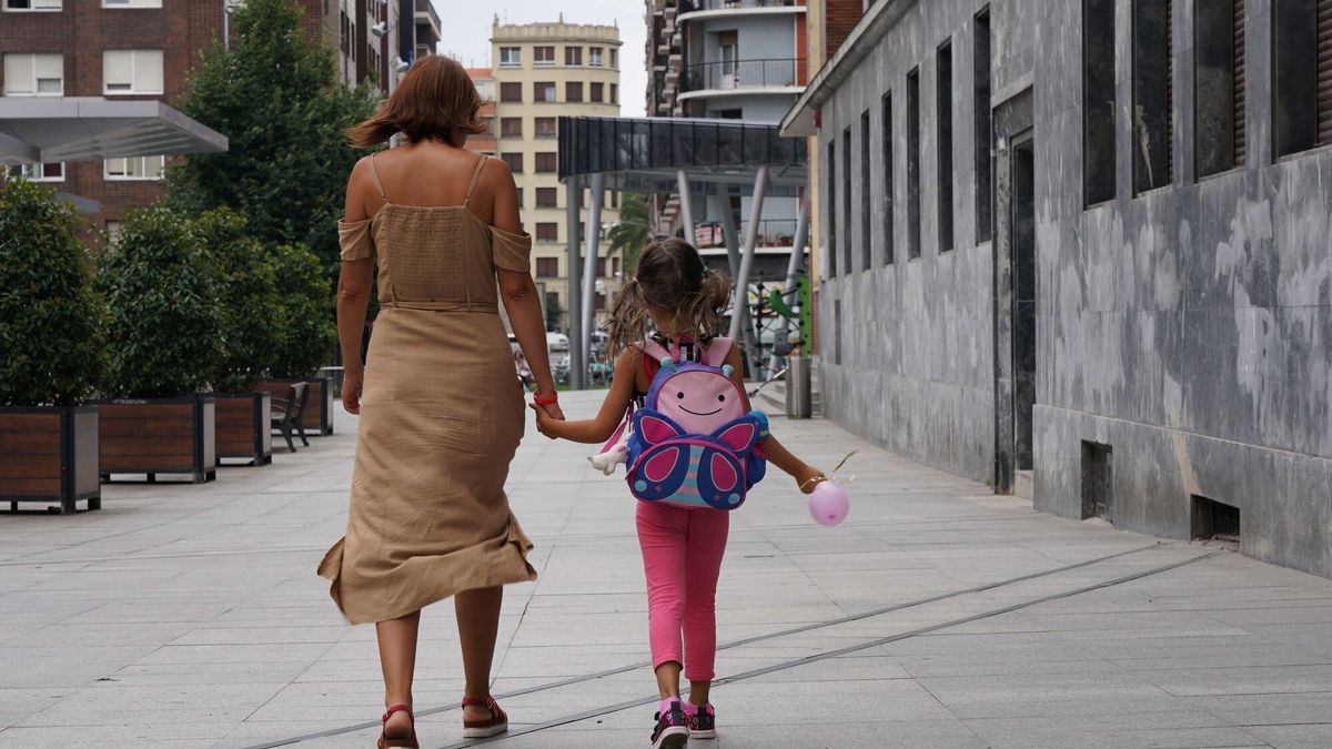 Olga y Myroslava caminan de la mano.