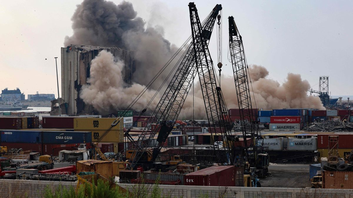 Cae otra parte de los silos de Beirut cuando se cumplen dos años de la explosión.