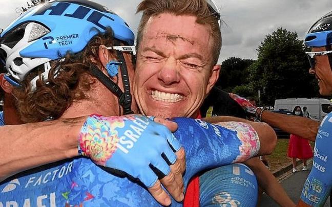 Simon Clarke, extasiado tras su victoria. | FOTO: AFP