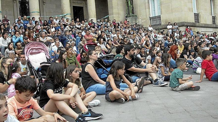 Público en el exterior del Palacio de la Provincia viendo un espectáculo de danza. | FOTO: JOSU CHAVARRI