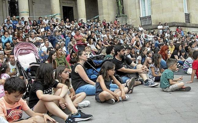 Público en el exterior del Palacio de la Provincia viendo un espectáculo de danza. | FOTO: JOSU CHAVARRI