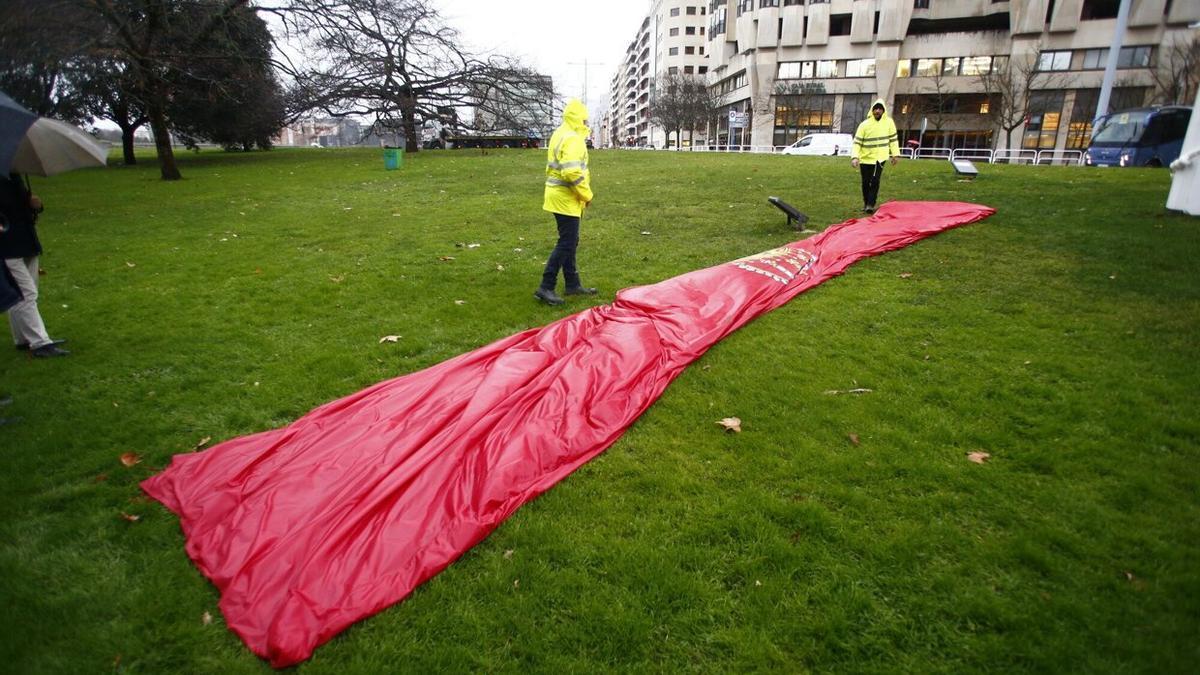 La bandera gigante de Navarra, doblada y recogida este lunes por la mañana.