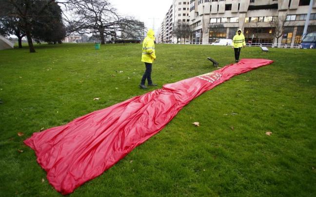 La bandera gigante de Navarra, doblada y recogida este lunes por la mañana. La bandera gigante de Navarra, doblada y recogida este lunes por la mañana.