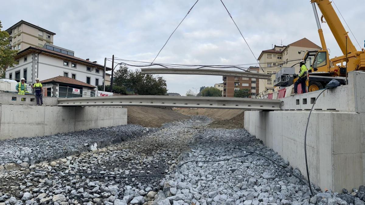 Tarea de colocación de las vigas del nuevo puente sobre el cauce del arroyo