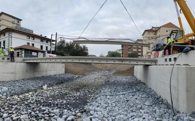 Tarea de colocación de las vigas del nuevo puente sobre el cauce del arroyo