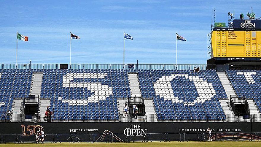 La grada del green del hoyo 18 de Saint Andrews recuerda el aniversario del torneo.