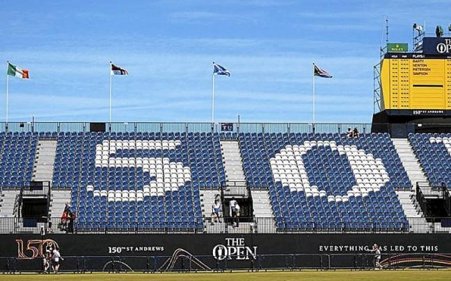 La grada del green del hoyo 18 de Saint Andrews recuerda el aniversario del torneo.