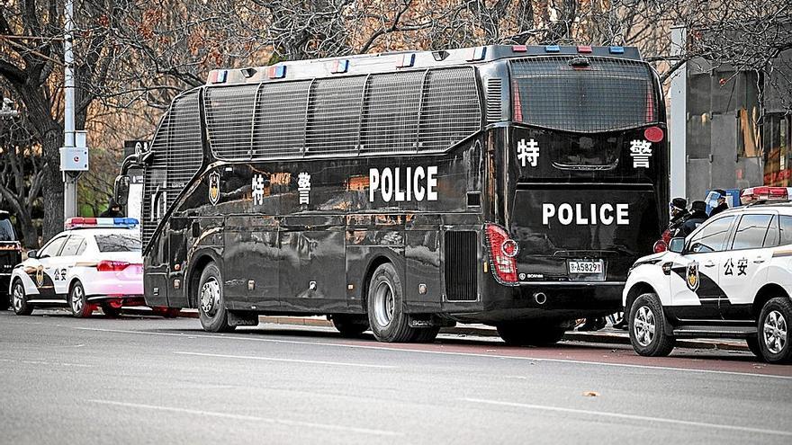 Ayer hubo un fuerte despliegue policial en las calles de Pekín para evitar que se reproduzcan las protestas del pasado fin de semana. | FOTO: EFE