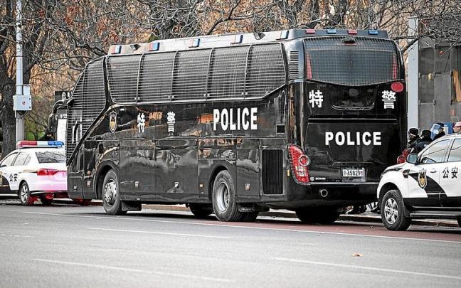Ayer hubo un fuerte despliegue policial en las calles de Pek&iacute;n para evitar que se reproduzcan las protestas del pasado fin de semana. | FOTO: EFE