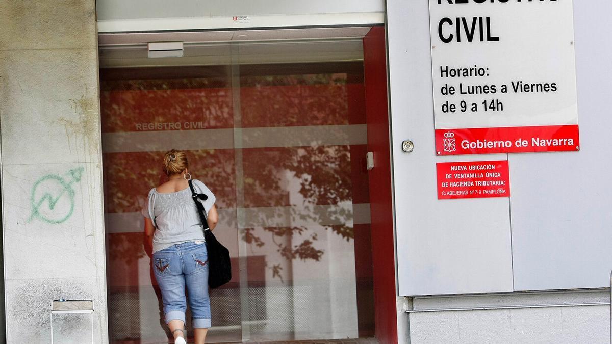 Una persona accede al Registro Civil de Pamplona.