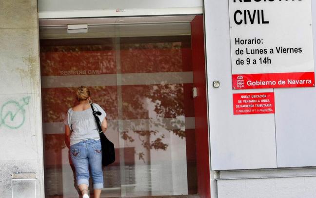 Una persona accede al Registro Civil de Pamplona.