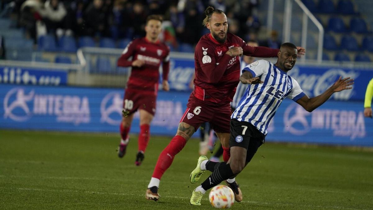 Gudelj hace una clamorosa falta sobre Sylla