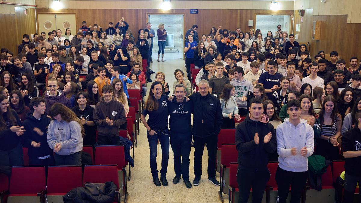 Isabel Eguiguren, Íñigo Mijangos e Iñaki Goñi, junto a los alumnos del IES Irubide y del IES Eunate.