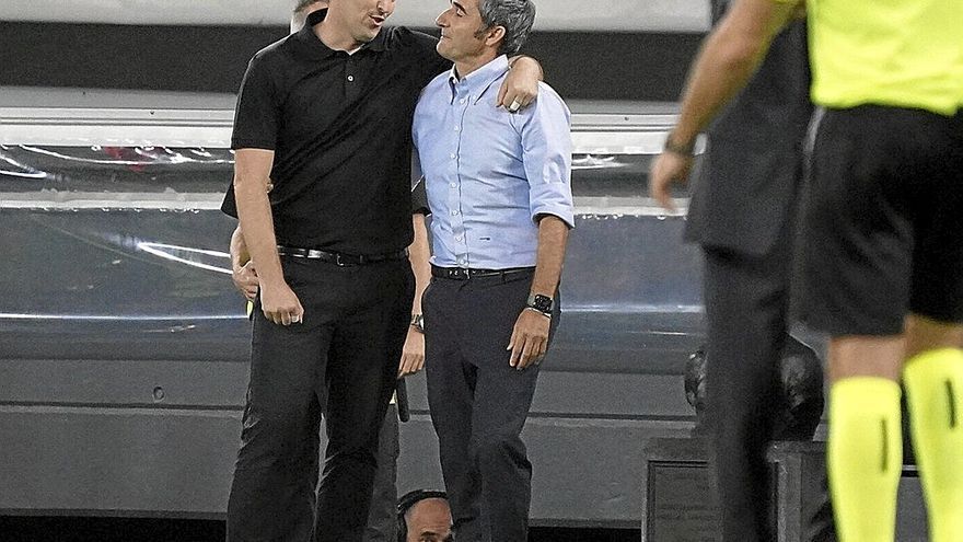 Andoni Iraola y Ernesto Valverden dialogan amistosamente al término del partido entre el Athletic y el Rayo Vallecano.