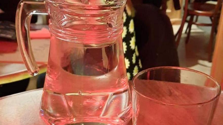 La jarra de agua gratis en la mesa de este restaurante de Salburua