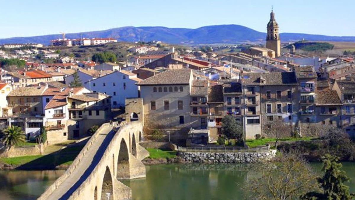 El icónico puente de la villa, en su acceso.