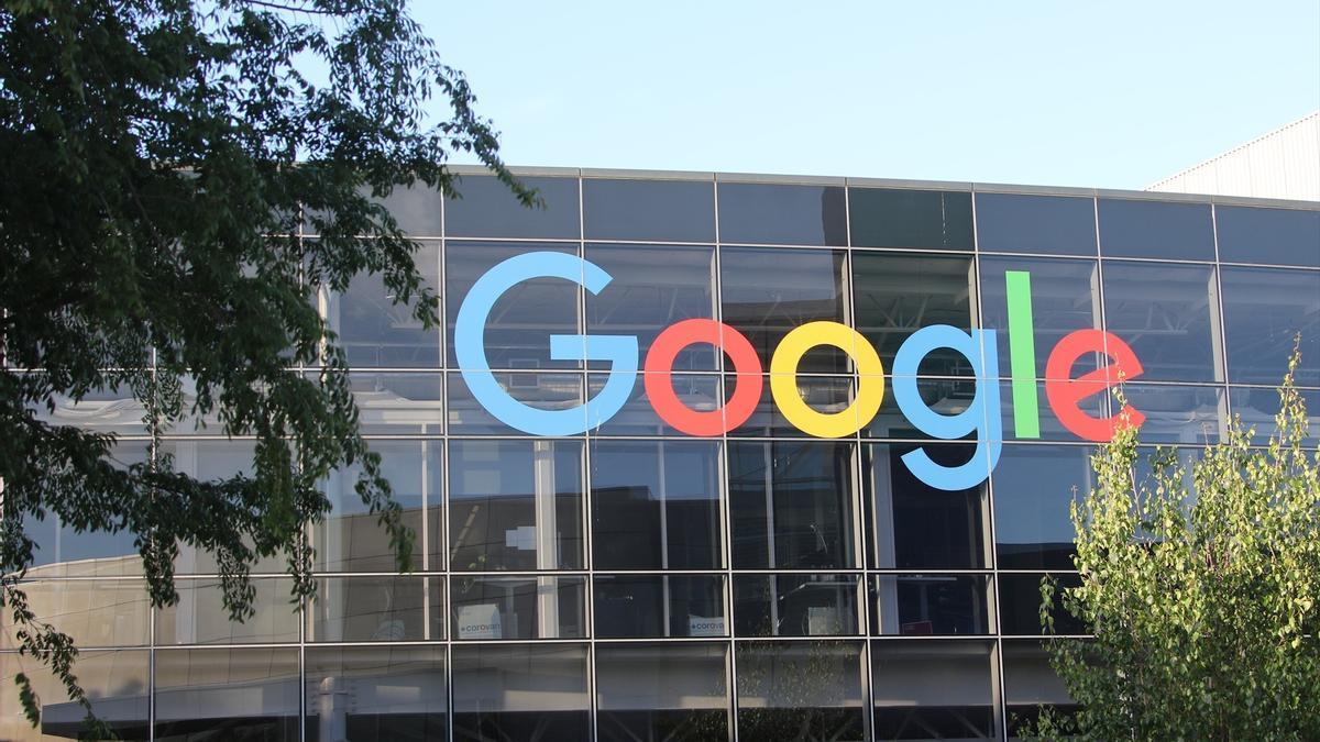 El logo de Google sobre la fachada de la sede central de Alphabet en Mountain View, EE.UU.